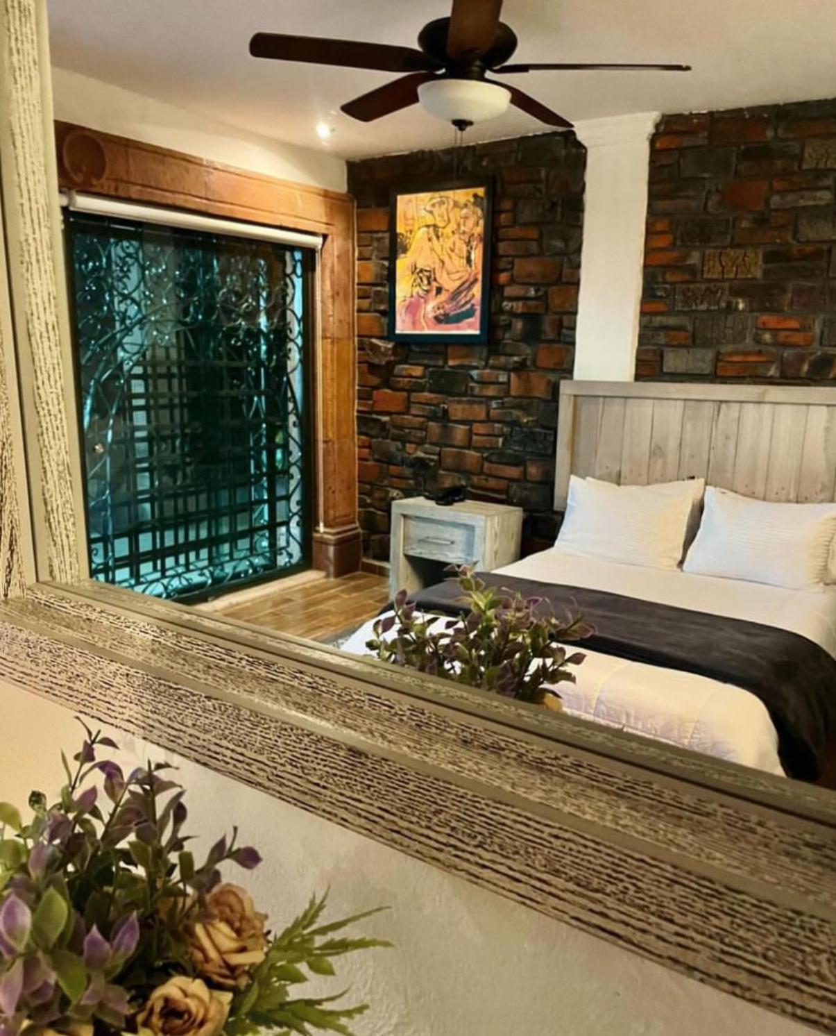 ホテル Casa Carmona 33 ケレタロ エクステリア 写真
